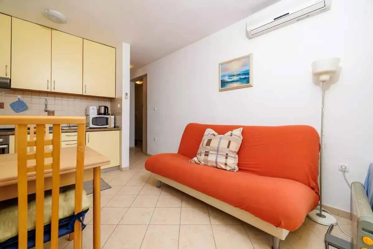 Apartment In Dramalj 51202