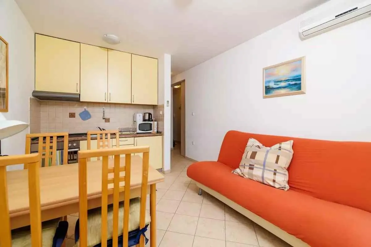Apartment In Dramalj 51202