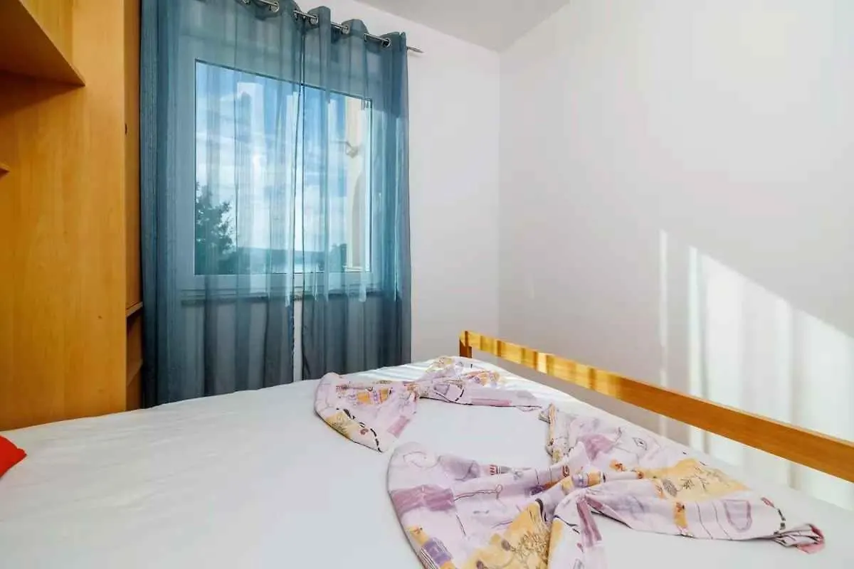 Apartment In Dramalj 51202