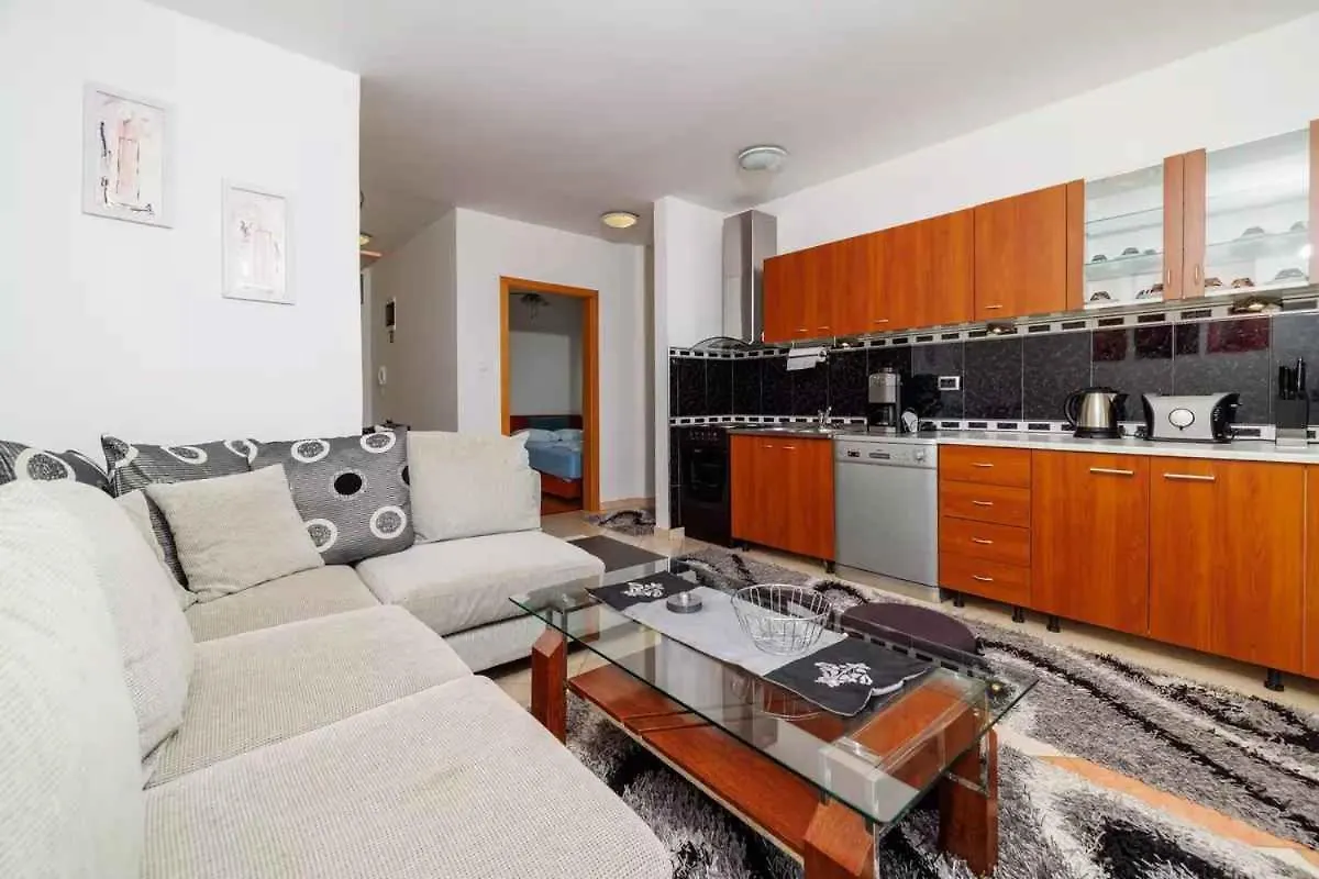 Apartment In Dramalj 51202